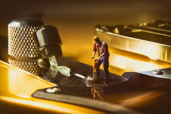 Miniature Worker Concrete Breaker Fixing Electric Guitar Electronics – stockfoto