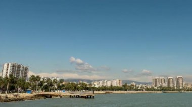 Türkiye 'nin Akdeniz Kenti Mersin' in Mezitli kıyı şeridinden zaman dilimi videosu