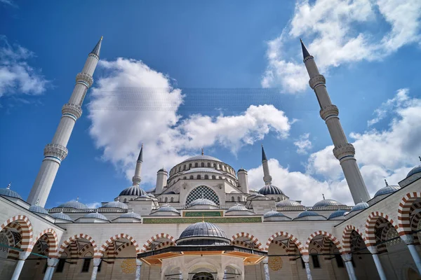 Dış Açı Düşük Açılı Camlika Camii, İstanbul, Türkiye