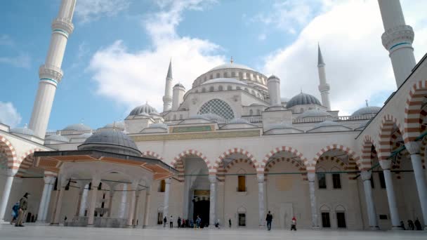 Istanbul Turkey May 2022 People Walking Courtyard Grand Camlica Mosque — стокове відео