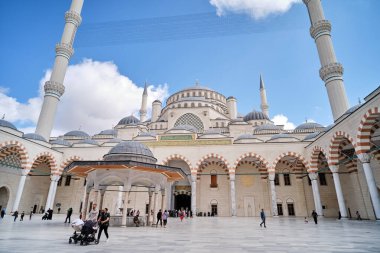 ISTANBUL, TURKEY, 6 Mayıs 2022: Türkiye 'nin Camlica Tepesi' ndeki en büyük camii olan Büyük Camlica Camii 'nin avlu detayları, 2019 yılının Mart ayında tamamlandı ve açıldı..
