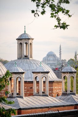 Tophane-i Amire Kültür ve Sanat Merkezi Çatıları ve Arkadaki Süleyman Camii, İstanbul, Türkiye