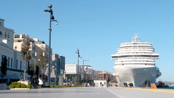 Istanbul Turkey June 2022 사람들 갈라타 포트에서 바다를 모습은 오른쪽에서 — 비디오