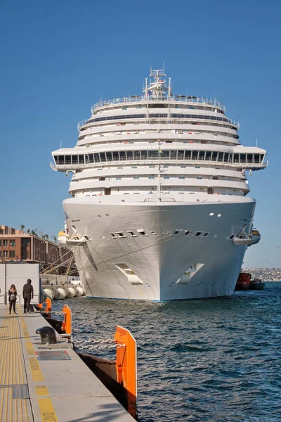 イスタンブール トルコ 2022年5月9日 クルーズ船コスタリカヴェネツィアは カーニバル コーポレーションとPlcの部門であるコスタ クルーズが運航するVistaクラスのクルーズ船であるガラタポートにドッキングしました — ストック写真