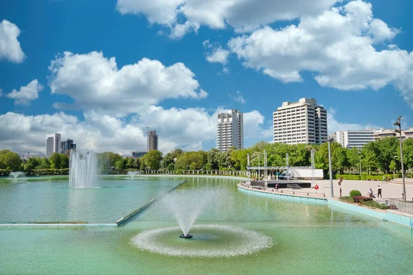 Kültür merkezi, gençlik merkezi, tema parkı ve Ankara 'nın merkezinde Türkiye' nin başkenti Genclik Parki 'nin gölet manzarası