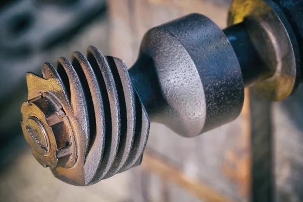 Metal Machinery Part With Twisting Tip