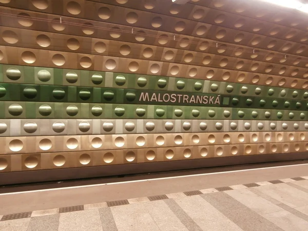 プラハ地下鉄地下鉄、駅 malostranska、チェコ共和国 （2013年-11-11) — ストック写真