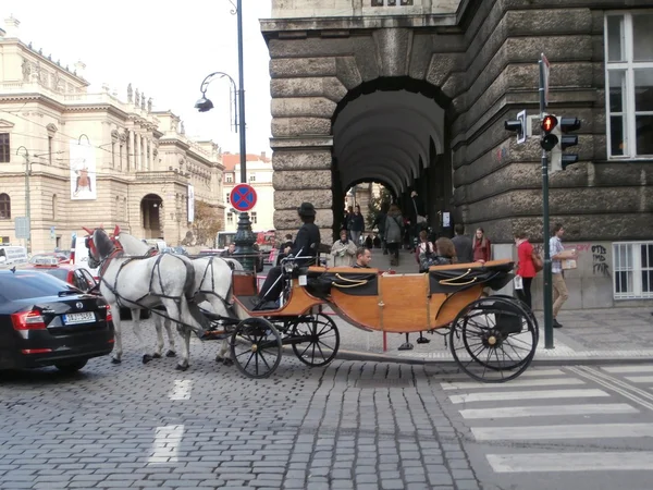 Turism i gatorna i Prag, Tjeckien (2013-10-21) — Stockfoto