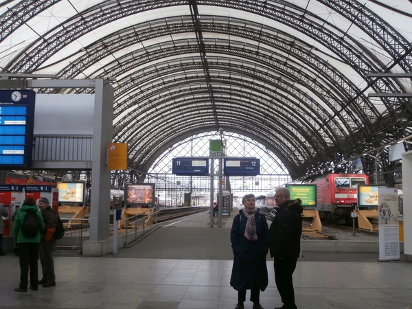 Hlavní vlakové nádraží v Drážďanech, Německo (2013-12-07) — Stock fotografie