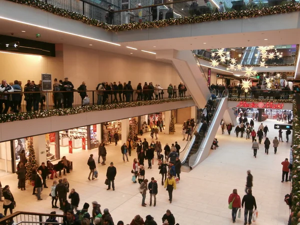 Centrum Galerie shopping centre em Dresden, Alemanha (2013-12-07 ) — Fotografia de Stock