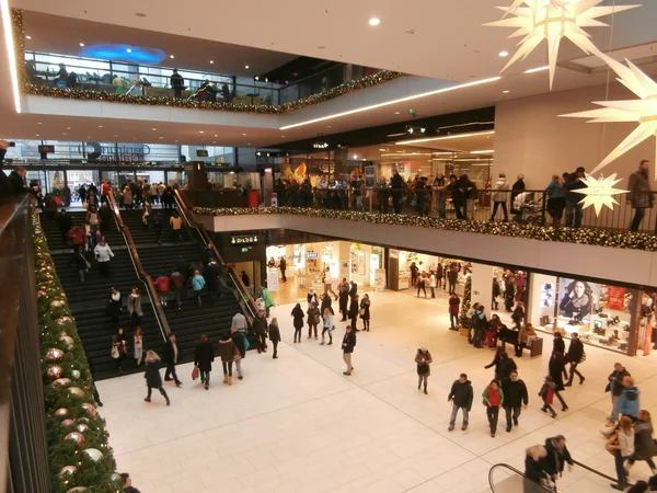 Centrum galerie nákupního centra v Drážďanech, Německo (2013-12-07) — Stock fotografie