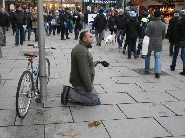 Mendiant dans la rue de Dresde, Allemagne (2013-12-07 ) — Photo