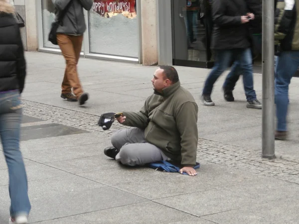 Mendiant dans la rue de Dresde, Allemagne (2013-12-07 ) — Photo