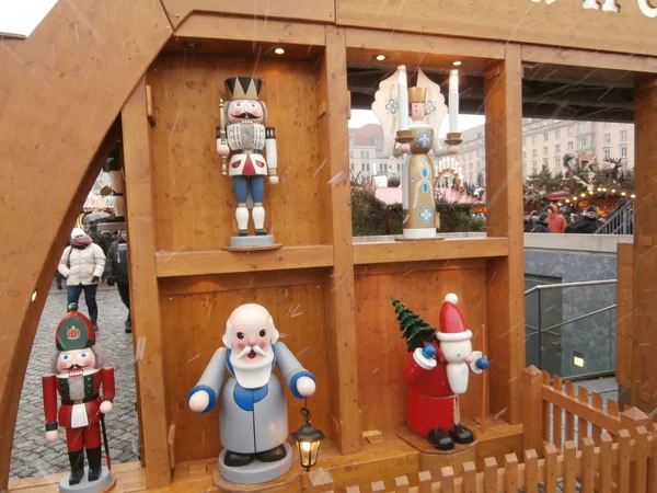 Vánoční trhy v Drážďanech na altmarkt, Německo (2013-12-07) — Stock fotografie