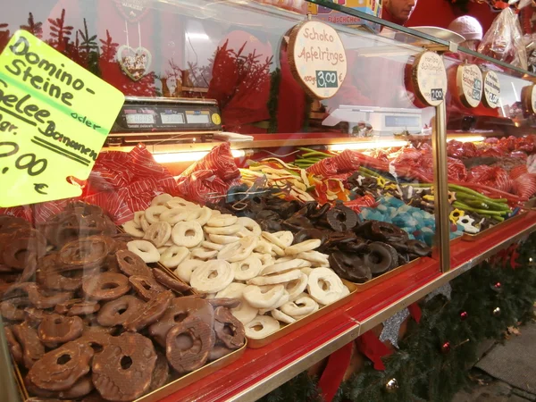 Mercado de Navidad en Dresde en Altmarkt, Alemania (2013-12-07 ) — Foto de Stock