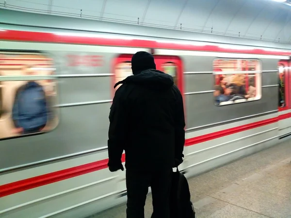 Un homme attend le métro. — Photo