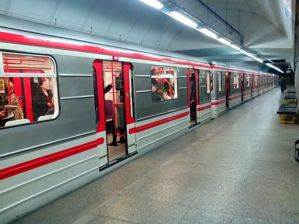 Metra metra w Pradze, Republika Czeska (2013-12-06) — Zdjęcie stockowe