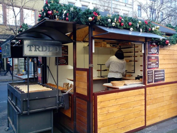 Mercado de Navidad se encuentra en Vaclavske namesti (Plaza de Wenceslao), Praga, República Checa (2013-12-16 ) — Foto de Stock