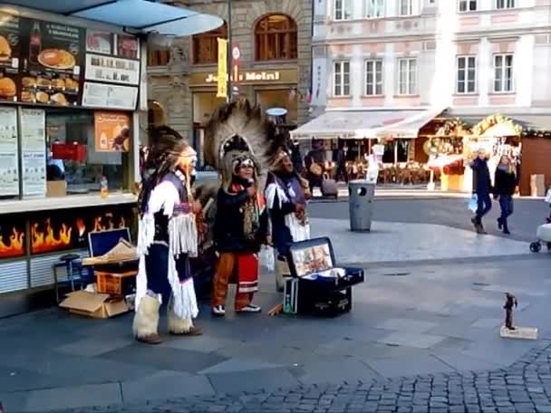 Amerindian group "Amernan" on Vaclavske namesti, Prague — Stock Video