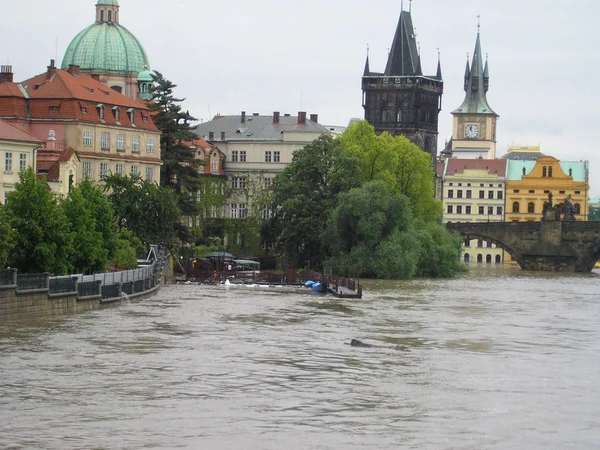 Översvämningar 2013 - Moldau från manes bro 2, Prag, Tjeckien (2013-06-03) — Stockfoto