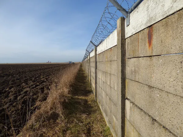 철조망으로 된 벽 — 스톡 사진