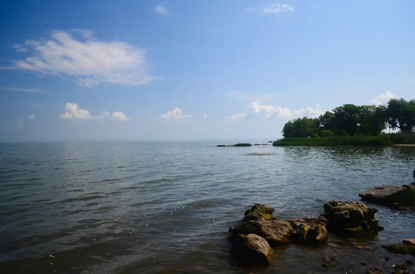 Suyun üzerinde bulutlar