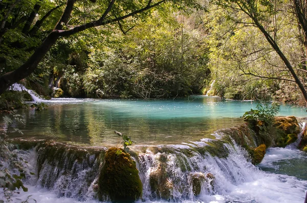 Waterval aan een rustige lake versie 3 van 3 — Stockfoto