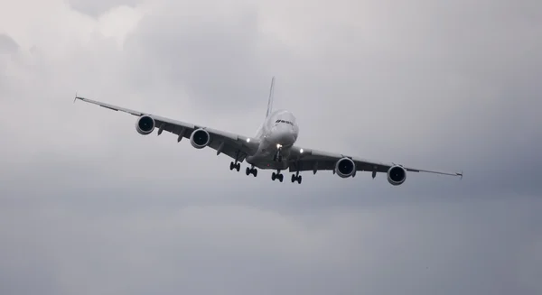 Airbus A380 aterragem — Fotografia de Stock
