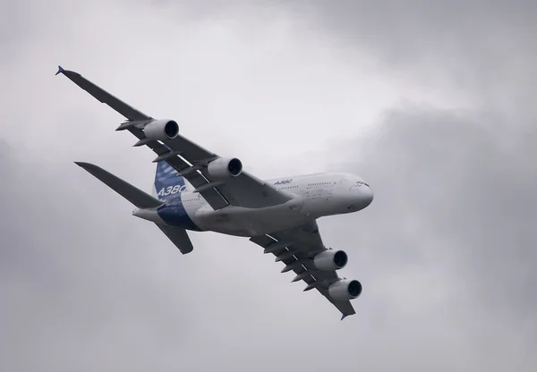 Airbus A380 sobrevoando — Fotografia de Stock