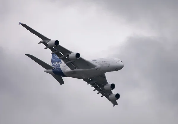 エアバス a380 の上を飛んで — ストック写真