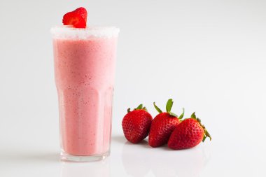 enfes çilekli milkshake.