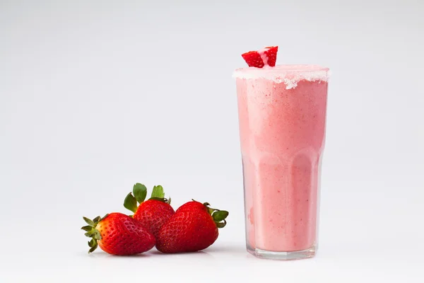 Délicieux milkshake aux fraises. Gros plan . — Photo