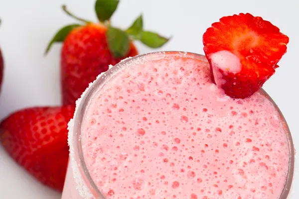 Délicieux milkshake aux fraises. Gros plan . — Photo