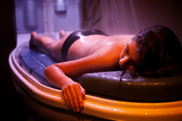 Mujer relajada acostada durante el tratamiento de spa . — Foto de Stock
