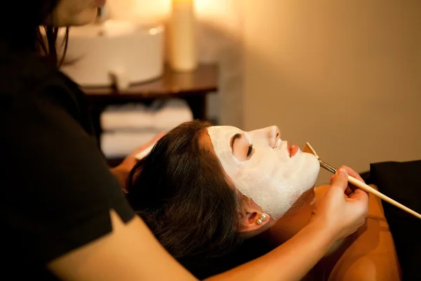 Face treatment in spa. — Stock Photo, Image