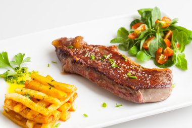 dana biftek salata ve kızarmış patates kızartması ile