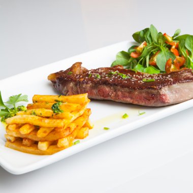 dana biftek salata ve kızarmış patates kızartması ile