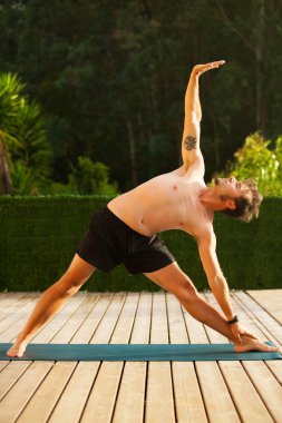 doğada Yoga yapan erkek.