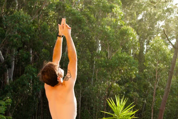 Mand gør yoga i naturen . - Stock-foto