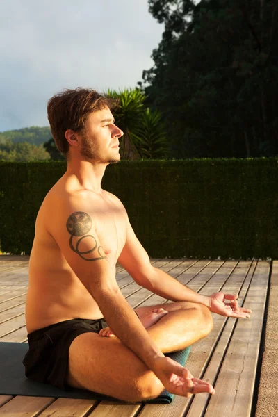 Man doen yoga in de natuur. — Stockfoto