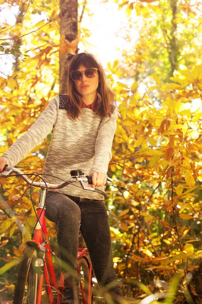 Frau posiert mit Fahrrad — Stockfoto