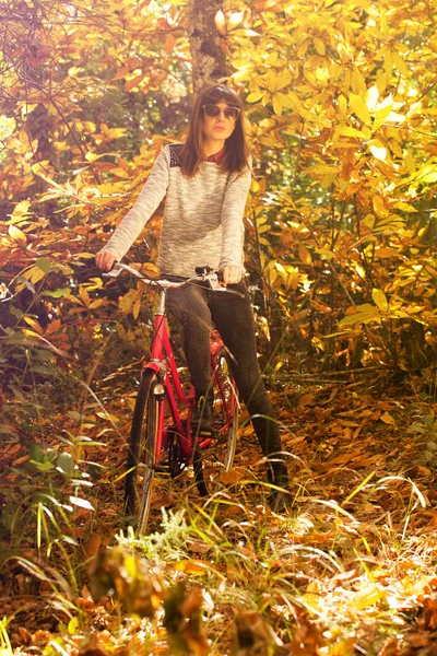 Frau posiert mit Fahrrad — Stockfoto