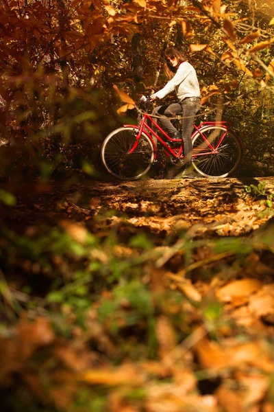 Mujer posando con una bicicleta . — Foto de Stock