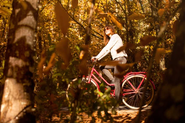 Frau lächelt und posiert mit Fahrrad — Stockfoto