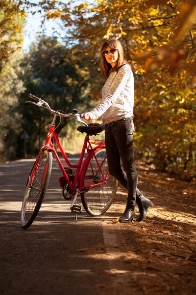 Femme posant avec un vélo . — Photo