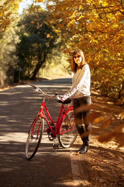 Frau posiert mit Fahrrad — Stockfoto