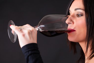 uzman şarap tatma şarap. siyah arka plan.