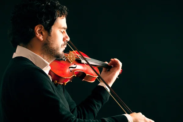 Violinist playing in black background. — Stock Photo, Image