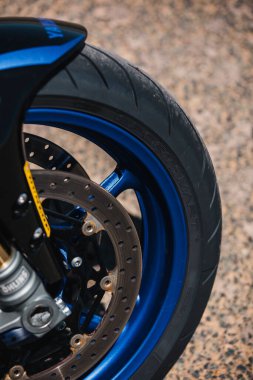 Almeria, İspanya - 4 Mayıs 2021: Dunlop Xperience galerisi sırasında Yamaha motorsikletinin Dunlop motosiklet lastiği ve fren diskini kapatın ve Almerya, İspanya 'da test edin.