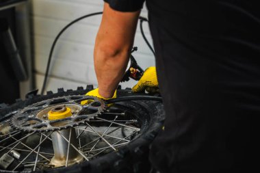 Almerya, İspanya - 4 Mayıs 2021: Dunlop Xperience galerisi sırasında Enduro motosiklet lastiği servisi ve Almerya, İspanya 'da test.